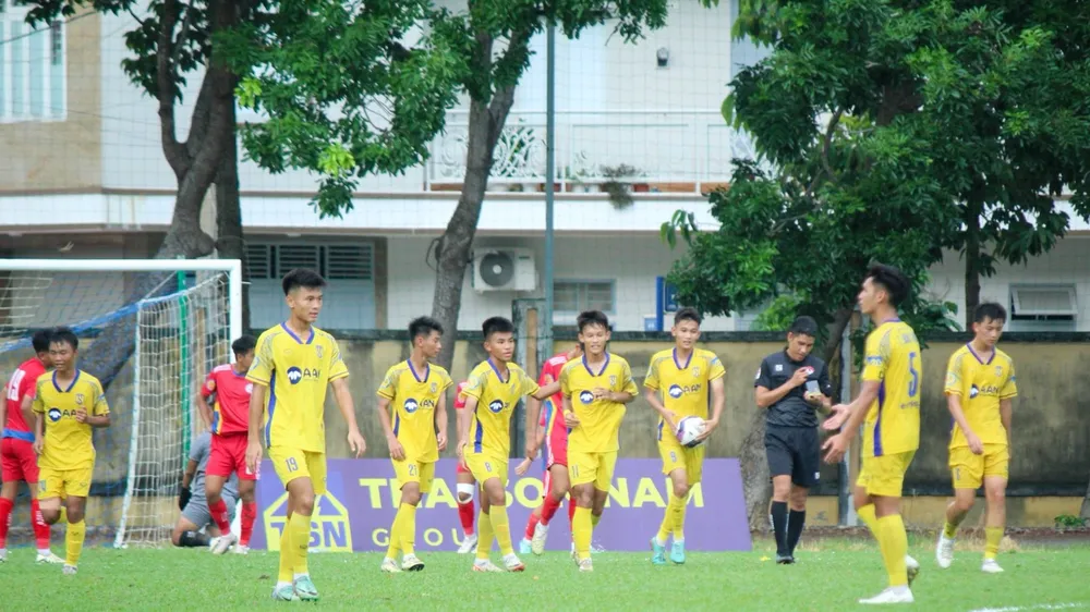 SLNA bất ngờ thắng đậm 6-1 trước Đồng Tháp, vừa đủ để vươn lên ngôi nhì bảng vào giờ chót.