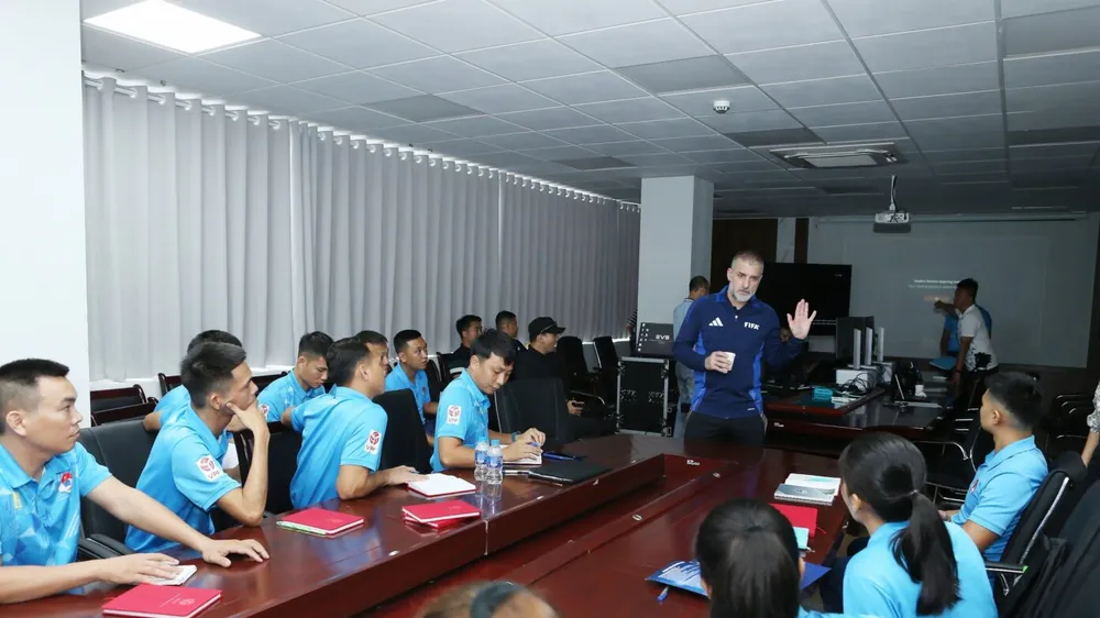 Các học viên lắng nghe những chia sẻ từ giảng viên Hakan Anaz