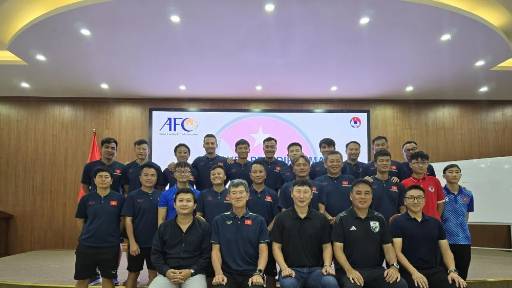 Ông Kim Sang Sik – HLV trưởng đội tuyển Việt Nam đến dự và trao đổi cùng các học viên về kinh nghiệm, triết lý huấn luyện… 
