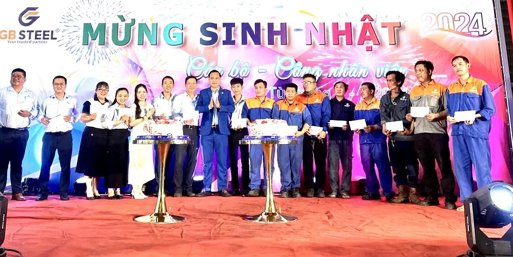 Ban lãnh đạo GB STEEL gởi quà mừng sinh nhật cho CB-CNV tại buổi lễ