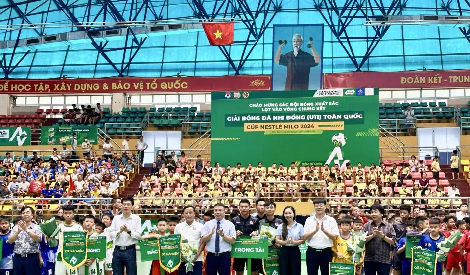 Các đại biểu trao cờ lưu niệm và chụp hình cùng các đội dự giải