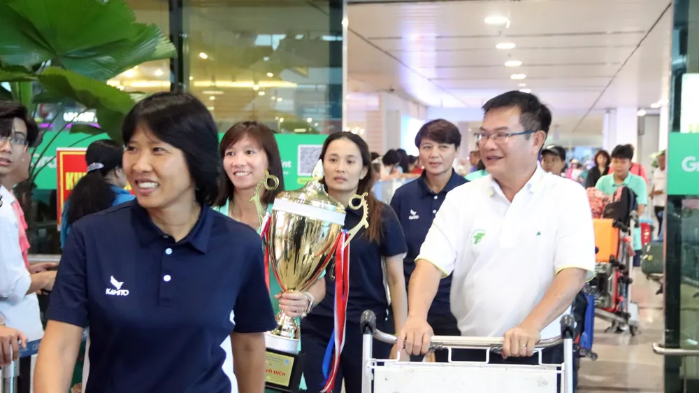 HLV Kim Chi cùng các học trò đã kéo dài thành tích VĐQG lên 13 lần, và đây cũng là lần thứ 6 liên tiếp. Ảnh: HFF