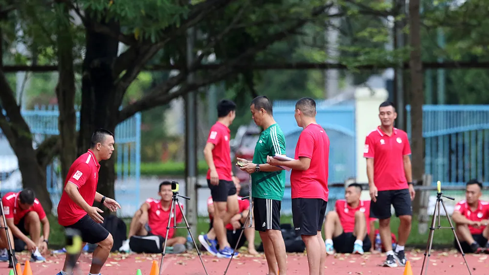 Các trọng tài tiến hành kiểm tra thể lực vào chiều 13-8