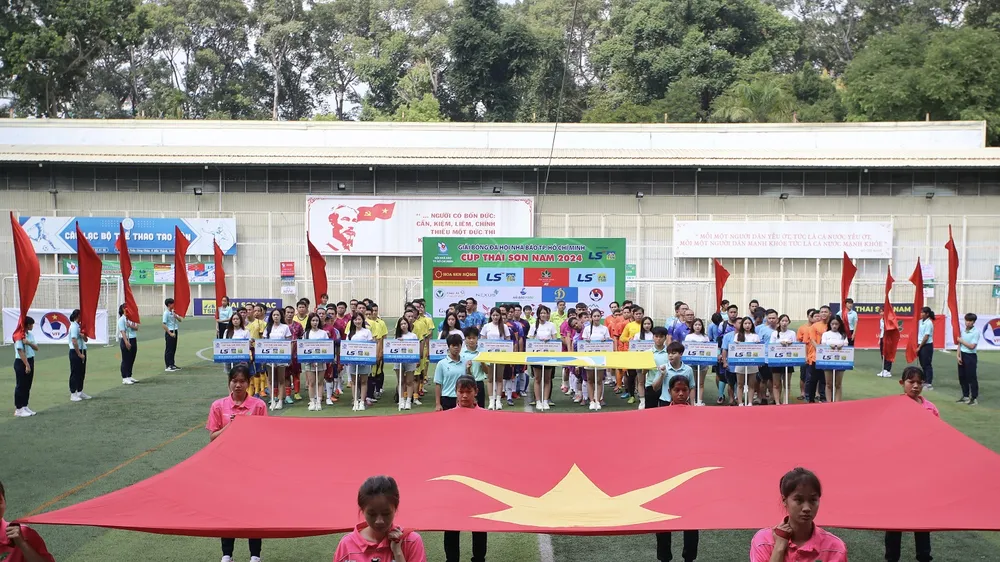 Lễ khai mạc và lượt trận đầu tiên diễn ra vào ngày 16-8 trên sân Tao Đàn.
