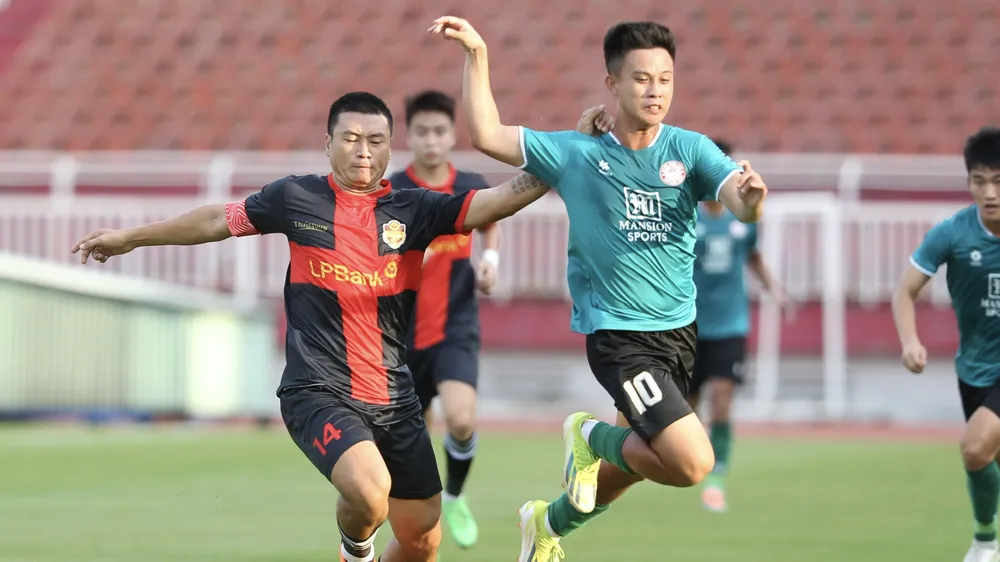 Cuộc so tài bất phân thắng bại giữa Thanh niên TPHCM và CLB TPHCM vào chiều 23-8. Ảnh: DŨNG PHƯƠNG