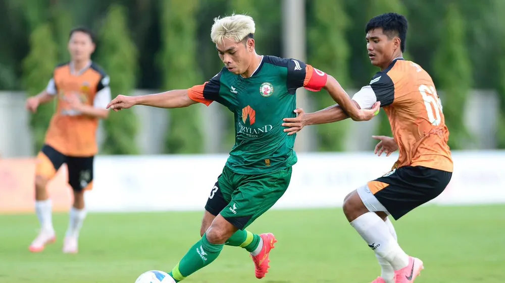 Cao Văn Triền đi bóng trước nỗ lực ngăn chặn của hậu vệ CLB HA.GL. Ảnh HCMC FC
