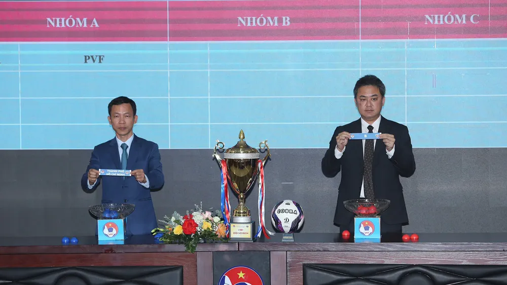 Đại diện VFF và nhà tài trợ tại lễ bốc thăm