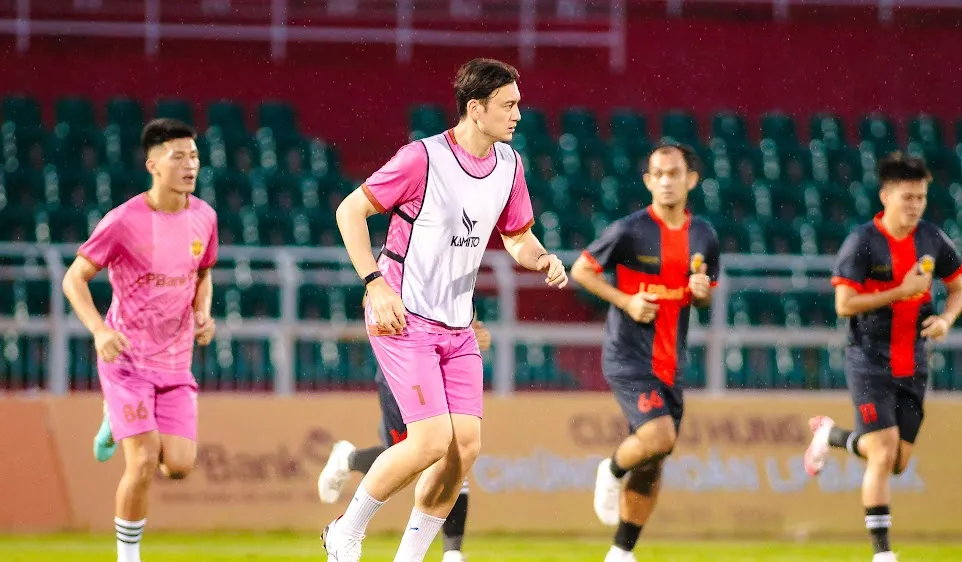 Đặng Văn Lâm chính thức khoác áo Thanh niên TPHCM. Ảnh: TRANG BÙI