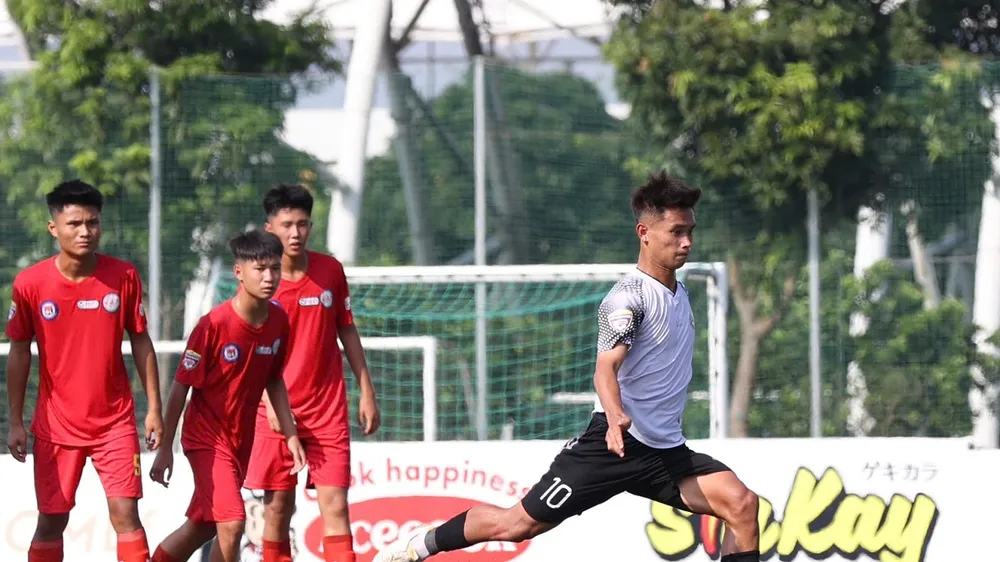 Bà Rịa Vũng Tàu (áo trắng) giành chiến thắng cách biệt 5-0 trước TPHCM