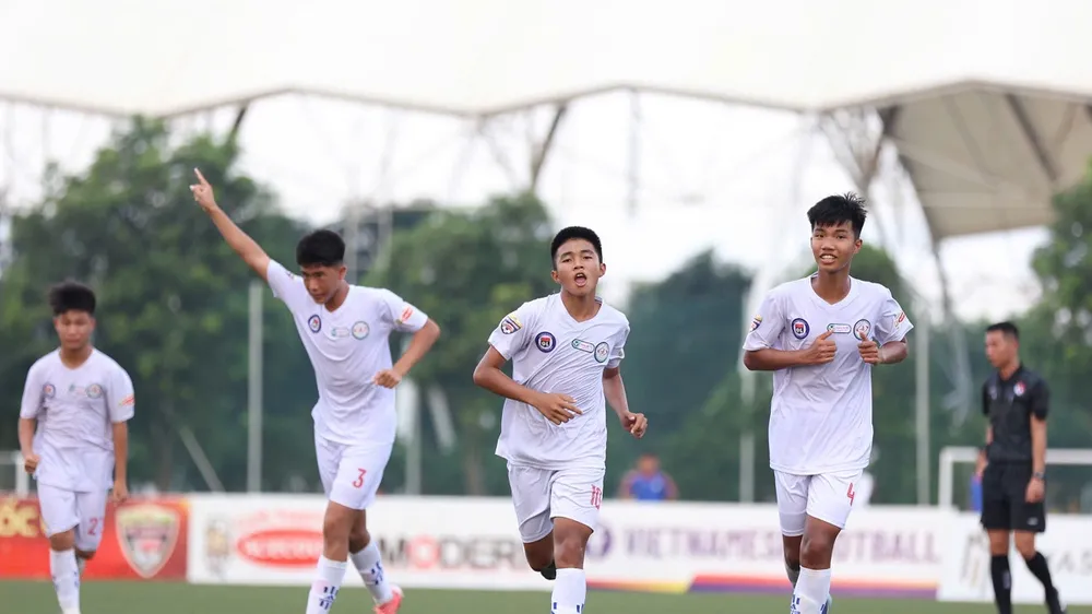 Các cầu thủ TPHCM giành 3 điểm đầu tiên sau trận thắng 4-0 trước Quảng Ngãi