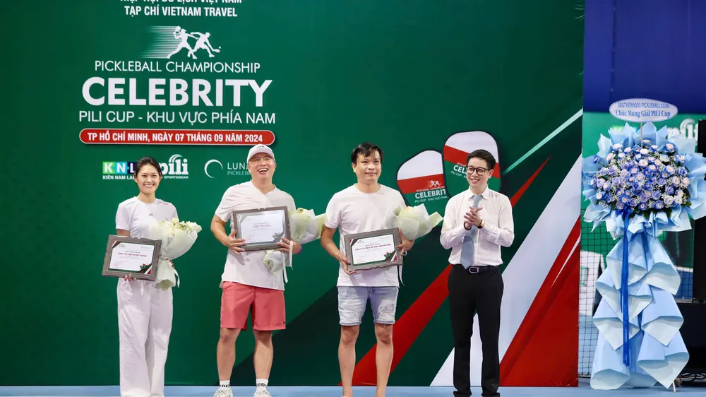 Ban tổ chức trao tặng kỷ niệm chương đến các nhà tài trợ