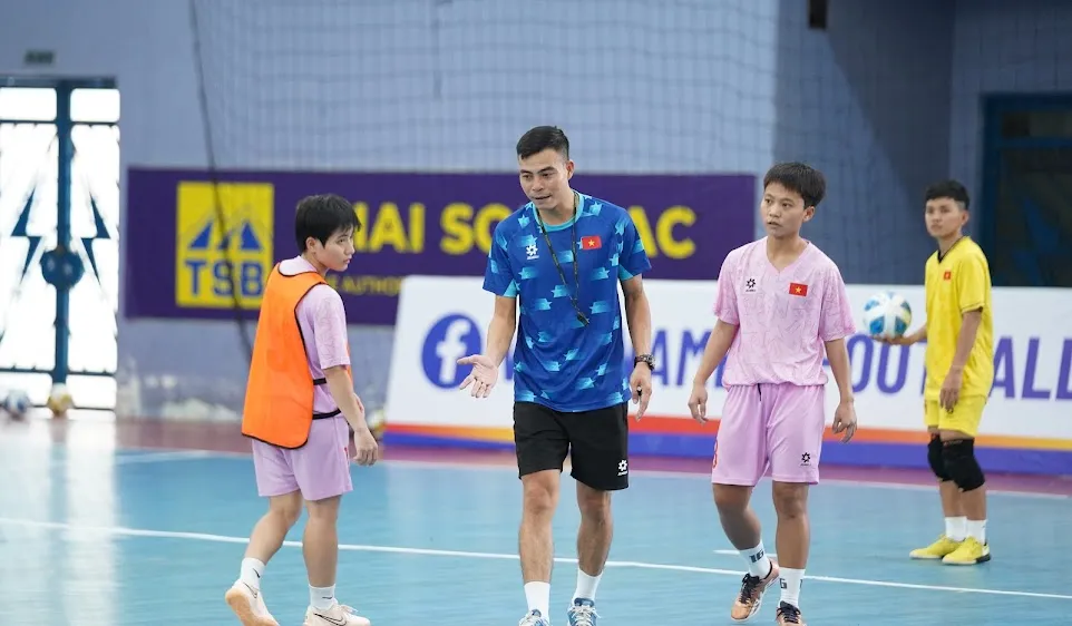 HLV Nguyễn Đình Hoàng cùng các tuyển thủ tại nhà thi đấu Thái Sơn Nam ngày 9-9