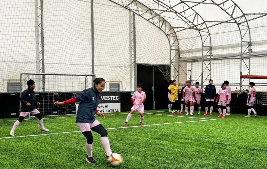 Các cầu thủ tập nhẹ, phục hồi sau trận đấu với FC Viktoria Plzen