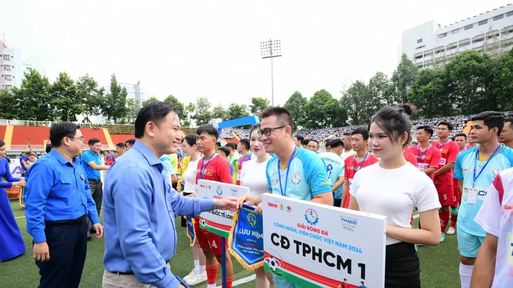 Phó Chủ tịch LĐBĐ Việt Nam, ông Trần Anh Tú cùng lãnh đạo báo Tuổi Trẻ, Nhà tài trợ trao cờ lưu niệm, chào mừng các đội tham dự giải.
