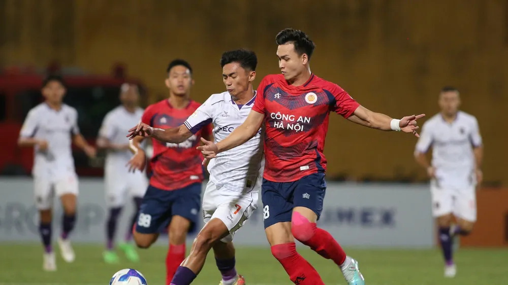 Bùi Hoàng Việt Anh thi đấu nổi bật ở hàng phòng ngự CAHN trong cuộc so tài với B.Bình Dương