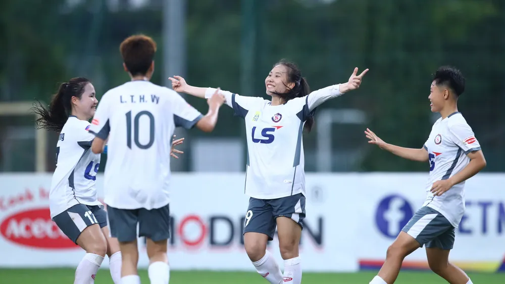 Niềm vui của các cầu thủ Sơn La sau bàn gỡ hòa 1-1