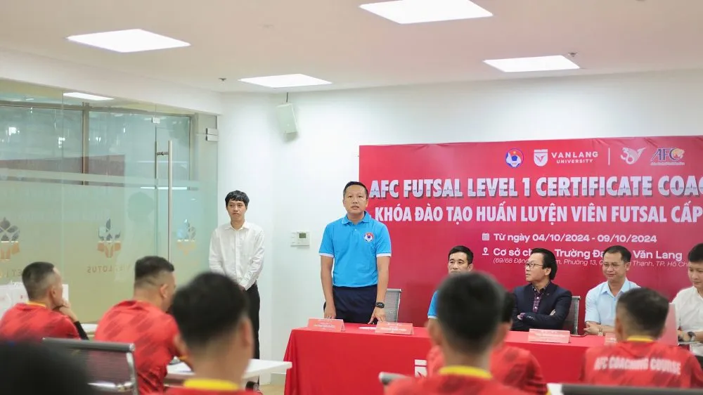 Giảng viên Huỳnh Tấn Quốc chia sẻ tại lễ khai mạc 