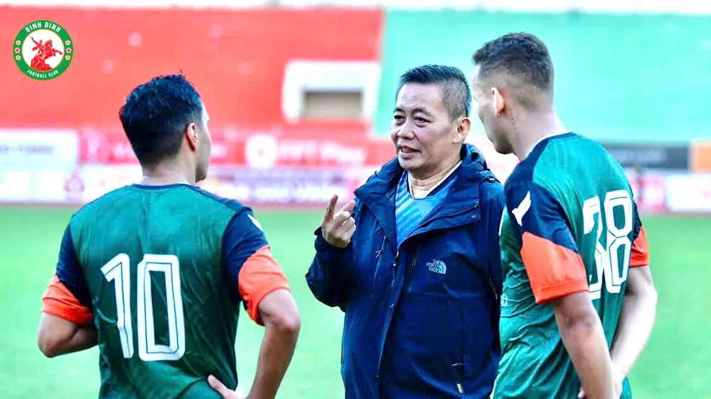 HLV Bùi Đoàn Quang Huy trao đổi cùng các ngoại binh trên sân tập