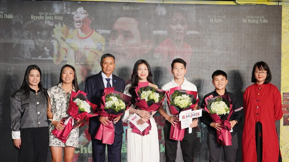 HLV Mai Đức Chung và các nữ tuyển thủ tại buổi công chiếu ở BHD Star Cineplex