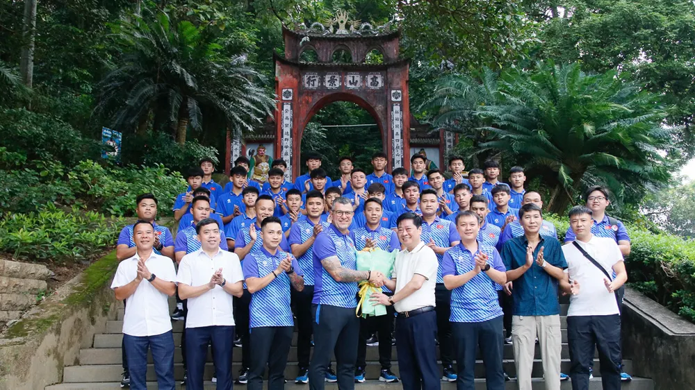 Thầy trò đội tuyển U17 Việt Nam tại Khu Di tích lịch sử Đền Hùng