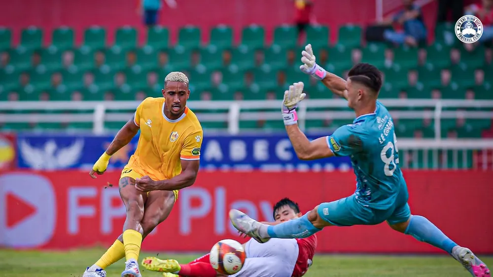 Patrick Lê Giang tiếp tục trở thành chốt chặn an toàn trước khung thành CLB TPHCM. Ảnh: HCMC CF
