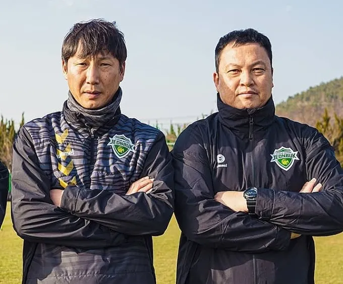 HLV Kim Sang-sik (trái) và HLV thủ môn Lee Woon-jae (phải) khi cùng làm việc tại Jeonbuk Hyundai Motors. Ảnh: Jeonbuk