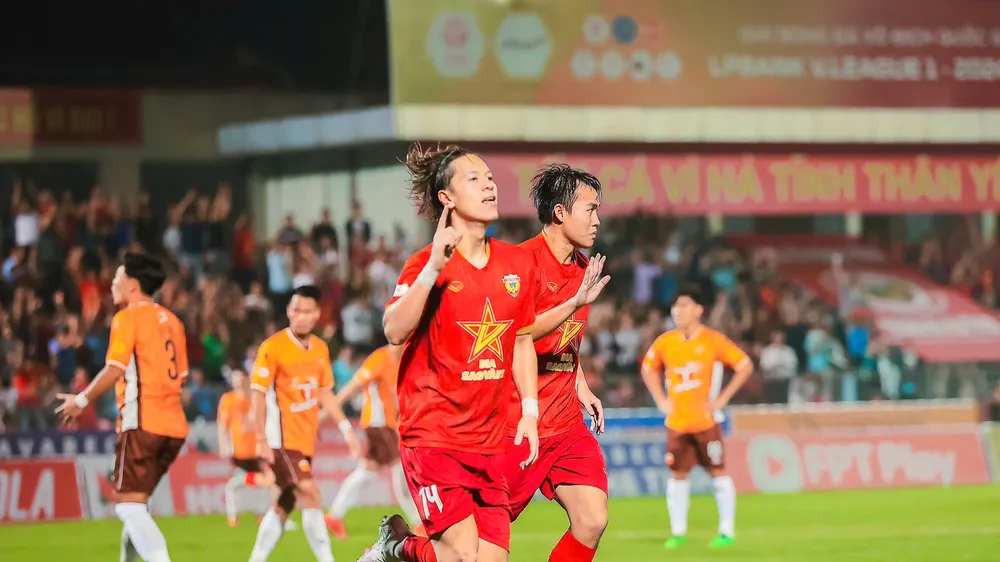 Viktor Lê đóng vai người hùng khi ghi bàn thắng duy nhất đem 3 điểm về cho Hà Tĩnh trong cuộc tiếp đón HA.GL. Ảnh: MINH HOÀNG