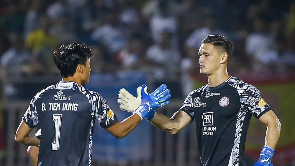 Bùi Tiến Dũng vào thay Lê Giang vào cuối trận đấu ở vòng 7. 