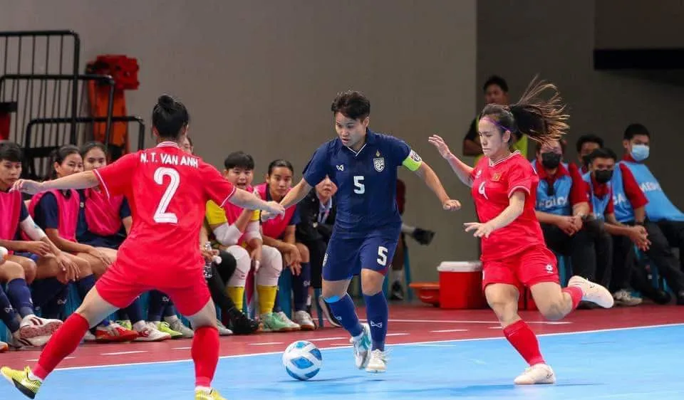 Đội tuyển futsal nữ Thái Lan vượt qua đội Việt Nam trong trận đấu cuối của vòng bảng vào chiều 20-11
