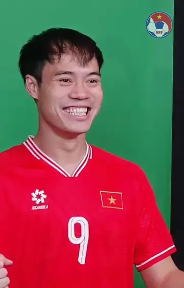Đội tuyển Việt Nam tạo dáng trước ống kinh truyền thông của Ban tổ chức ASEAN Cup 2024