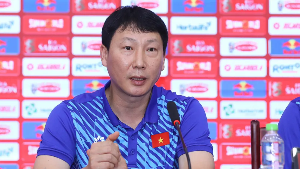 HLV Kim Sang-sik hạ quyết tâm cùng các học trò giành chiến thắng trước Lào vào tối 9-12