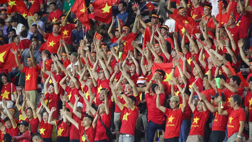 Đông đảo CĐV Việt Nam tiếp lửa đội nhà trên khán đài sân vận động Quốc gia Lào