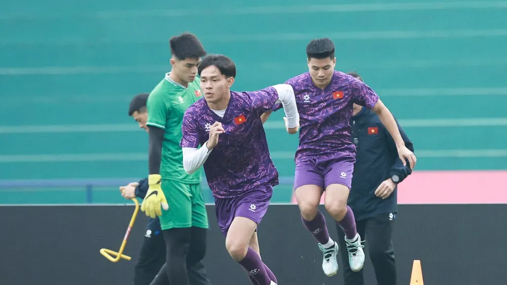 Bùi Vĩ Hào cùng các đồng đội trên sân tập ngày 12-12