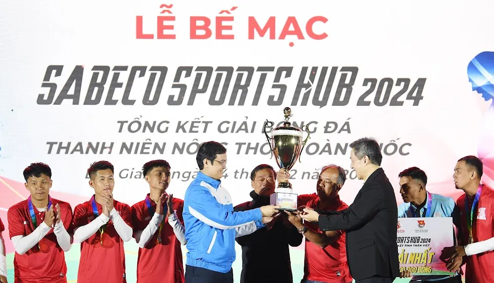 Ban tổ chức giải trao thưởng cho đội vô địch mùa giải 2024