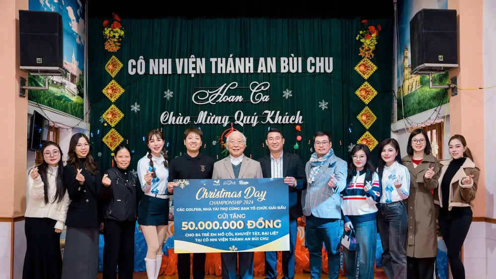 Đại diện BTC giải, nhà tải trợ thực hiện chuyến thiện nguyện tại Cô Nhi Viện Thánh An Bùi Chu, Nam Định hôm 12-12.