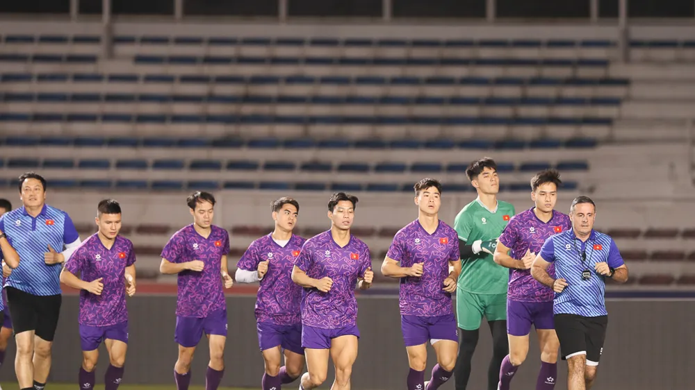 Đội tuyển Việt Nam trong buổi tập tối 16-12