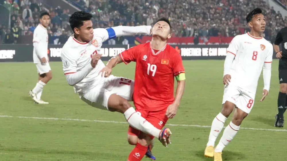 Quang Hải được hậu vệ Indonesia "săn sóc" chu đáo trong cuộc so tài vào tối 15-12. 