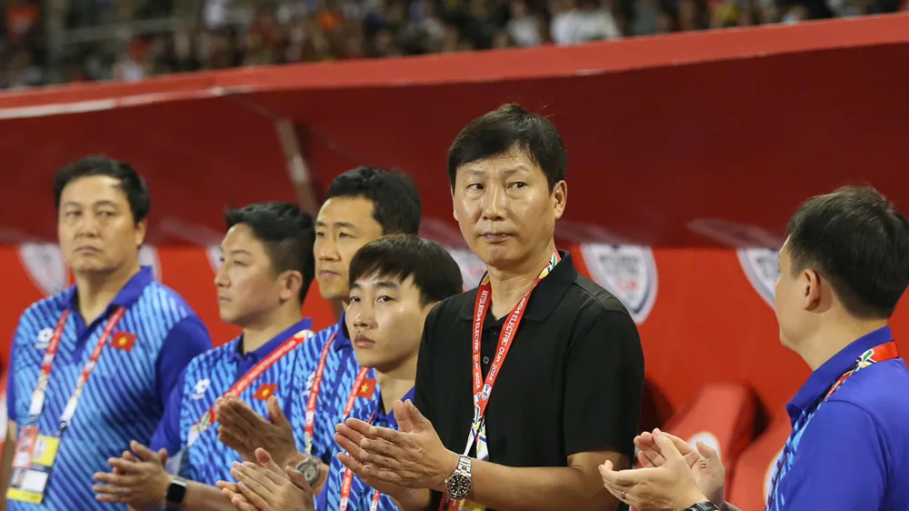 HLV Kim Sang-sik thở phào khi đội nhà giành lại 1 điểm vào cuối trận