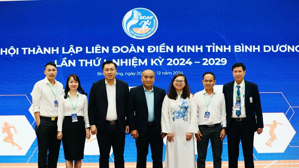 Lãnh đạo LĐĐK Việt Nam và Lãnh đạo Sở VH-TT&DL tỉnh chụp hình lưu niệm cùng Ban Thường vụ khóa I, LĐĐK tỉnh Bình Dương