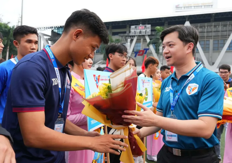 Anh Nguyễn Minh Triết - Bí thư Trung ương Đoàn, Chủ tịch Trung ương Hội sinh viên Việt Nam động viên các đội tham dự giải. 