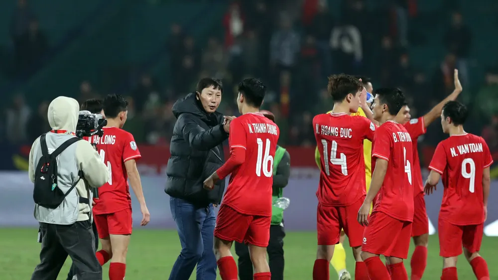 HLV Kim Sang-sik bắt tay hậu vệ Thành Chung, cầu thủ thi đấu ổn định nhất ở hàng phòng ngự đội tuyển Việt Nam từ đầu giải