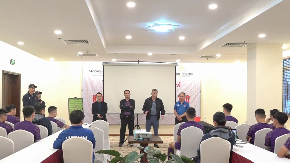 Chủ tịch VFF Trần Quốc Tuấn động viên toàn đội trước hai trận chung kết với đội tuyển Thái Lan.