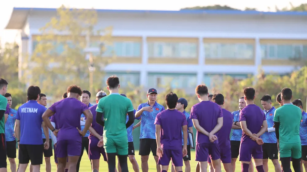 Thắng 2-1 ở trận lượt đi đem lại lợi thế cho đội tuyển Việt Nam khi chỉ cần hòa trên sân Rajamangala vào tối 5-1 là cũng đủ để nâng Cúp vô địch.