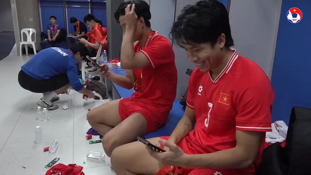 HLV Kim Sang-sik nhảy múa ăn mừng cùng các học trò 