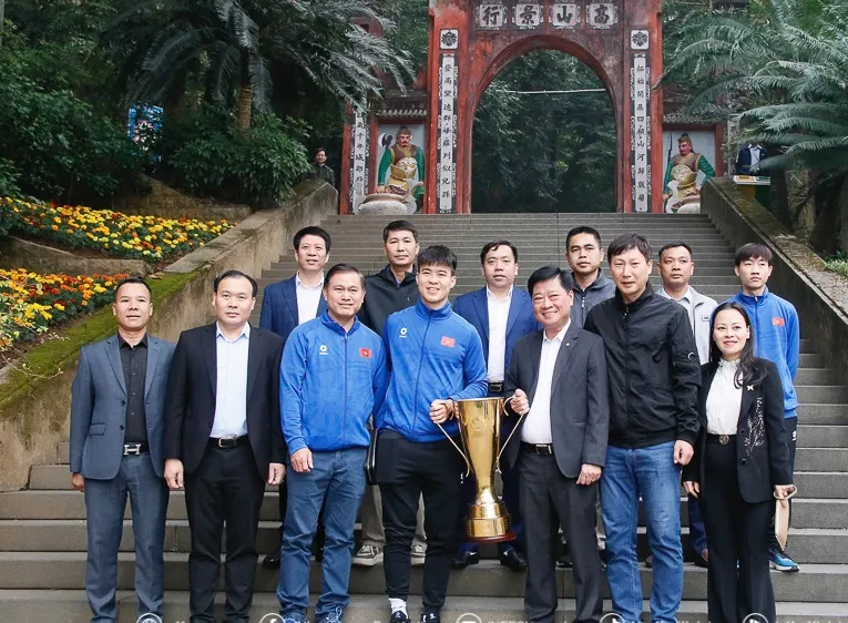 Trưởng đoàn Trần Anh Tú, HLV Kim Sang-sik, thủ quân Duy Mạnh đại diện ĐTVN đến dâng hương báo công các Vua Hùng