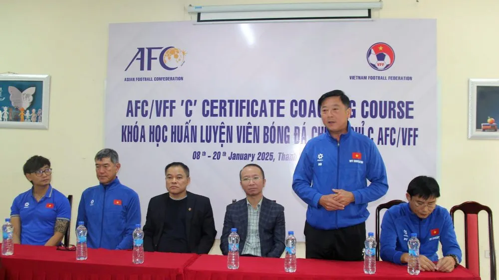 Giảng viên Lê Huỳnh Đức chia sẻ tại buổi khai giảng khóa đào tạo