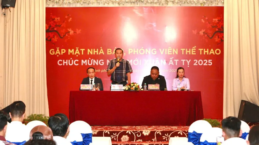 Phó chủ tịch VFF, Nguyễn Xuân Vũ phát biểu tại buổi gặp gỡ