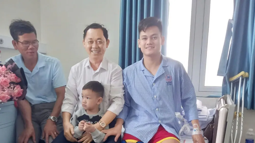 Chủ tịch CLB B.Bình Dương, ông Hồ Hồng Thạch (giữa) động viên Hồ Tấn Tài
