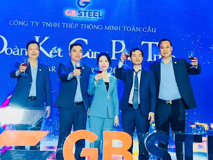 Các lãnh đạo GB Steel chung vui cùng CB-CNV tại lễ tổng kết