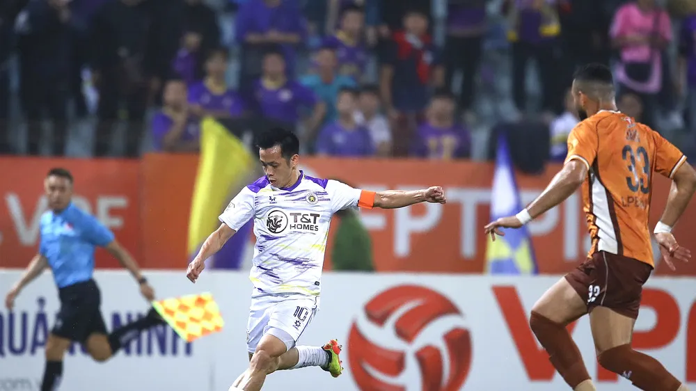 Văn Quyết cùng Hà Nội FC sẽ gặp nhiều thử thách trên sân Thiên Trường